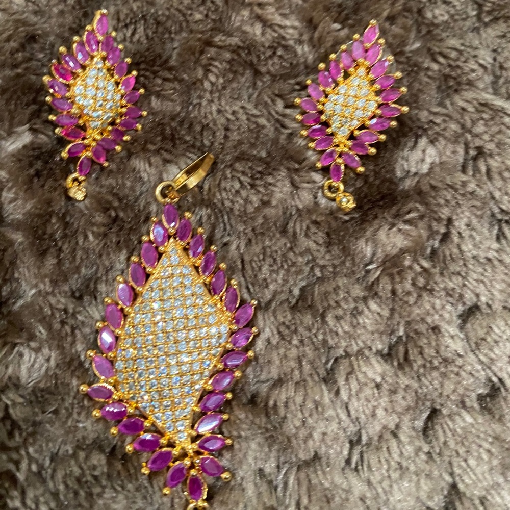 Beautiful pendant with earrings